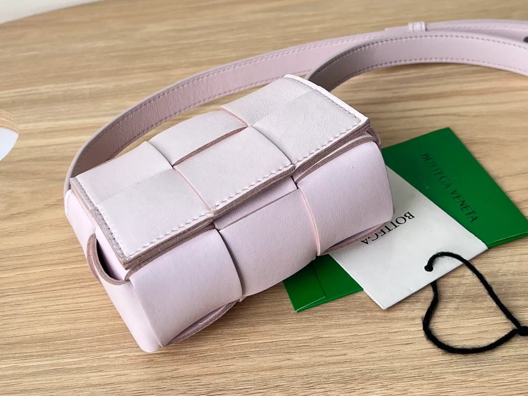 The new sheepskin checkered Mini cassette Bag. This cutie has been blown away even before it’s shipped. Available in waxed leather/sheepskin. Both leathers have a special texture to the touch. The cute cutie has a stunning appearance. 💓Super delicate and cute. Although it can’t fit a mobile phone, it can hold a lot of everyday cuties. It can be used as an ornament or a small bag. The mini Tabby can always add points to the look just right. A cutie with a 100% repeat rate when traveling. Get the same style as the street item. The shoulder strap is just right for one shoulder or crossbody. It’s perfect~ Size: 12x8x4 Style No.: 6813